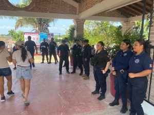 Policías en panteón de Puerto Vallarta