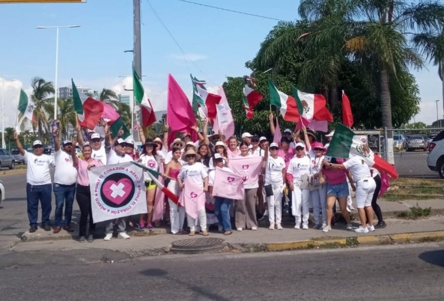 Militantes del PAN, PRI y PRD en el crucero del Pitillal