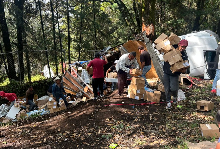 Personas saqueando víveres de camioneta volcada