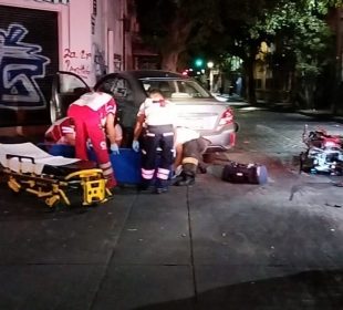 Paramédicos atendiendo a accidentado