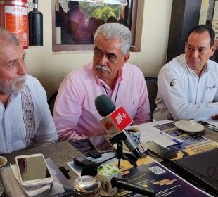 Rodrigo Manzano y rector del CUCosta, en rueda de prensa