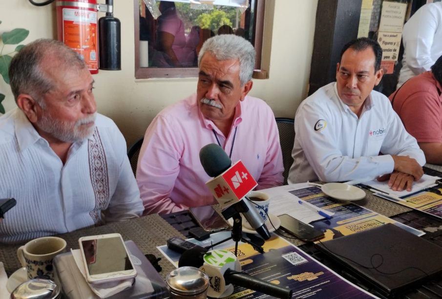 Rodrigo Manzano y rector del CUCosta, en rueda de prensa