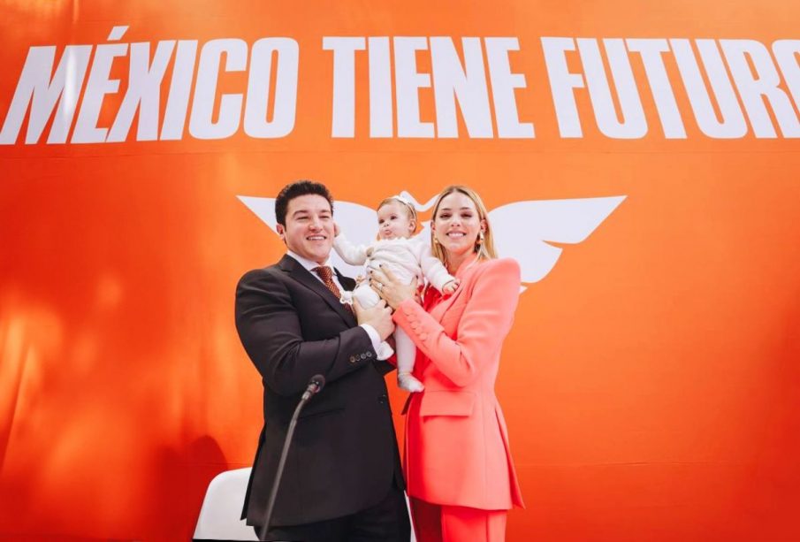 Samuel García con su familia al registrarse para la presidencia