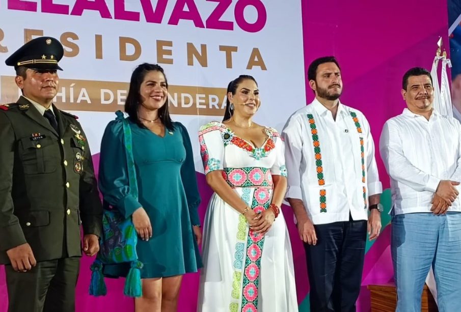 Mirtha Villalvazo y autoridades en Informe de Gobierno