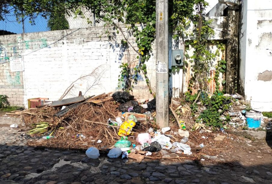 Basura en esquina de colonia