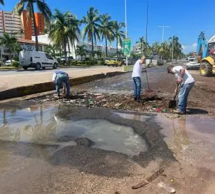 Sindicalizados limpiando daños por “Lidia”