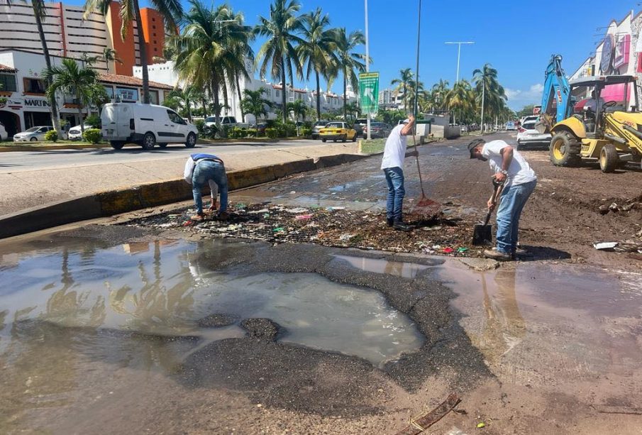 Sindicalizados limpiando daños por “Lidia”