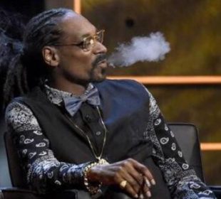 Snoop Dogg fumando