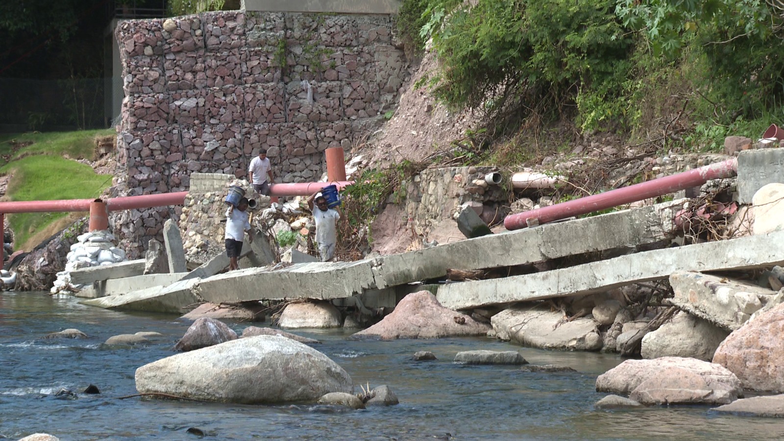 Tubería de Seapal rota sobre el Río Cuale