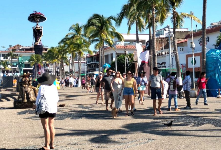 Turistas recorriendo el malecón de Puerto Vallarta