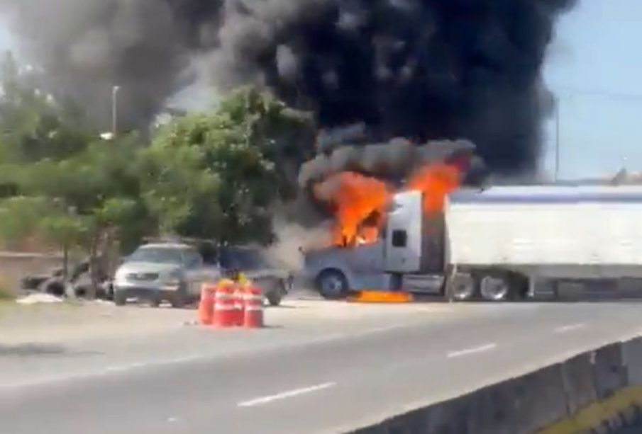 Tráiler quemándose en Ocotlán