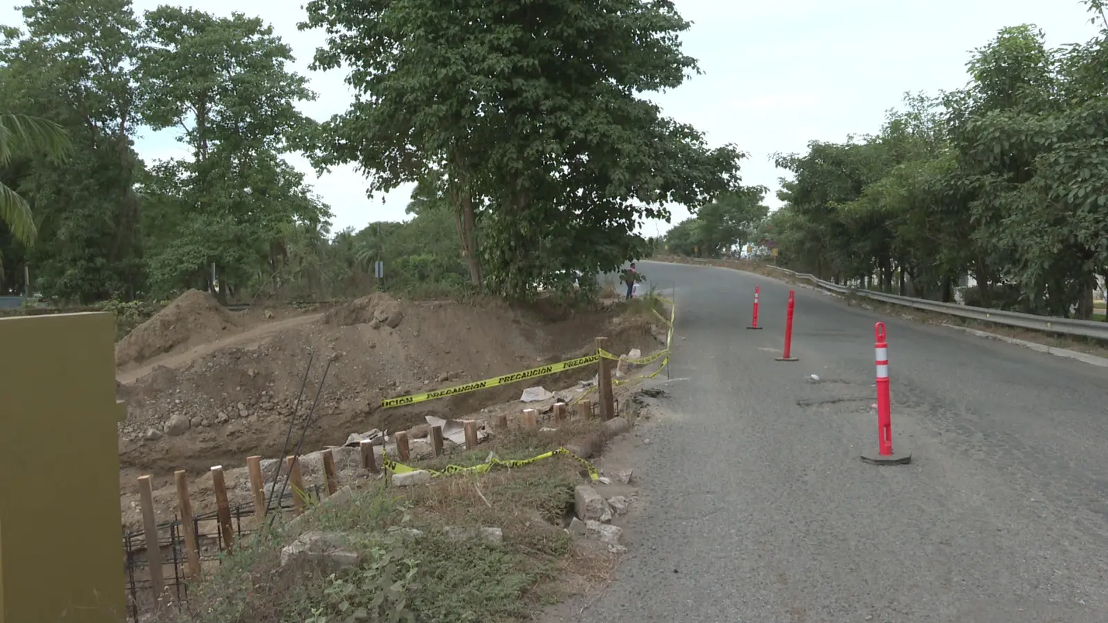 Acceso a carretera bloqueado con conos