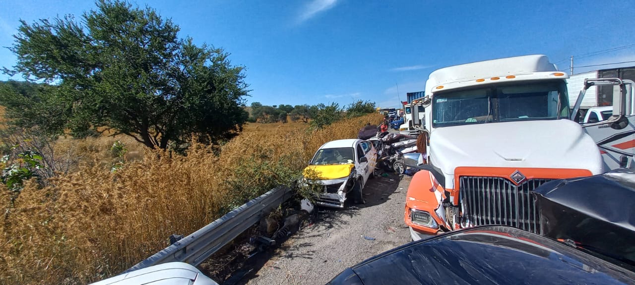 Se vieron involucrados al menos diez vehículos en accidente múltiple