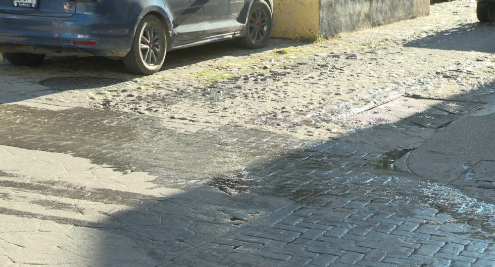 Aguas negras en cruce de calle