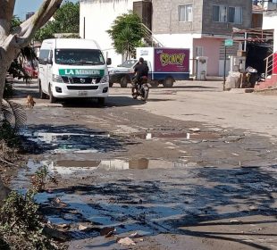 Aguas negras en la calle Azucenas