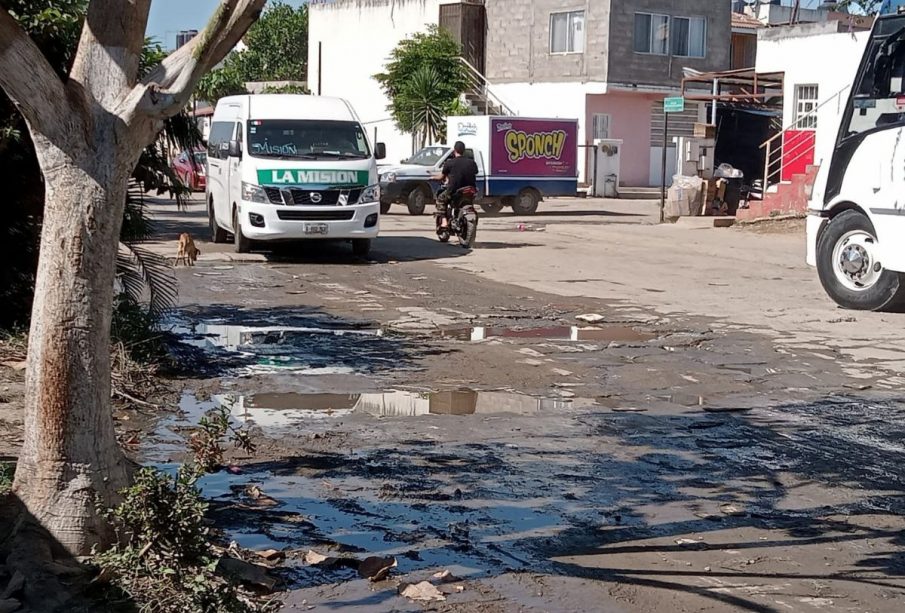 Aguas negras en la calle Azucenas