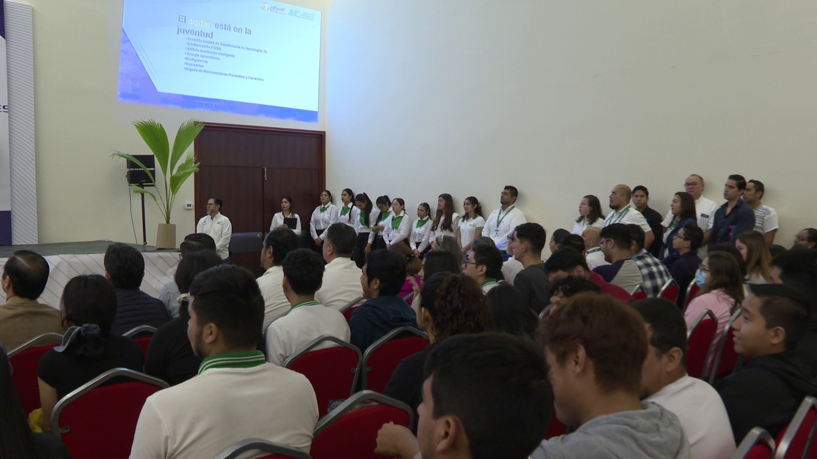 Alumnos de la UTBB en primer informe