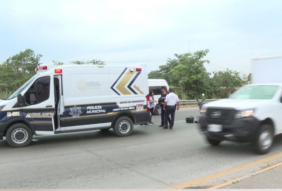 Ambulancia frente a IMSS de Mezcales