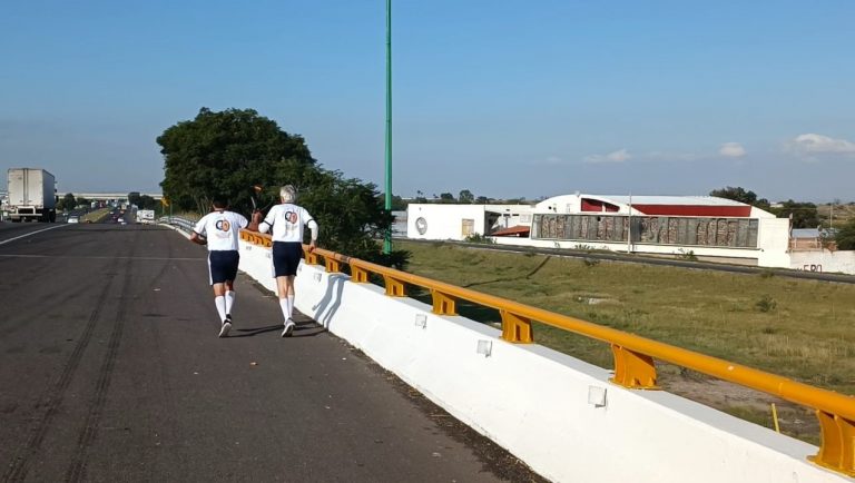 Antorchistas corriendo con el fuego