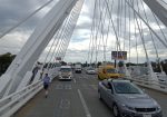 Antorchistas corriendo en puente