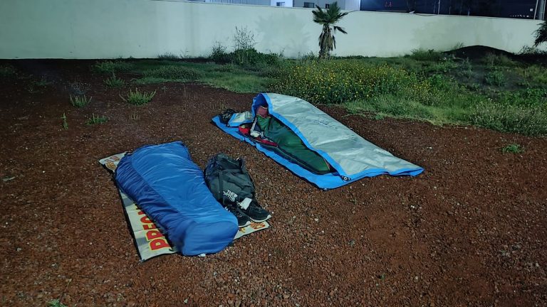 Antorchistas descansando en bolsas de dormir