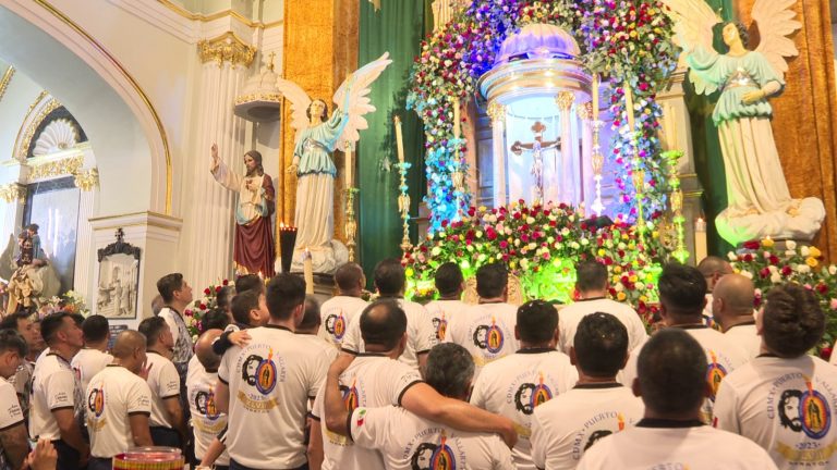 Antornchistas en la iglesia de nuestra señora de Guadalupe, en Puerto Vallarta