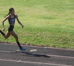 Atleta de Bahía corriendo en pista de tartan