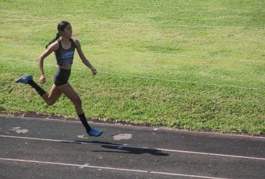 Atleta de Bahía corriendo en pista de tartan