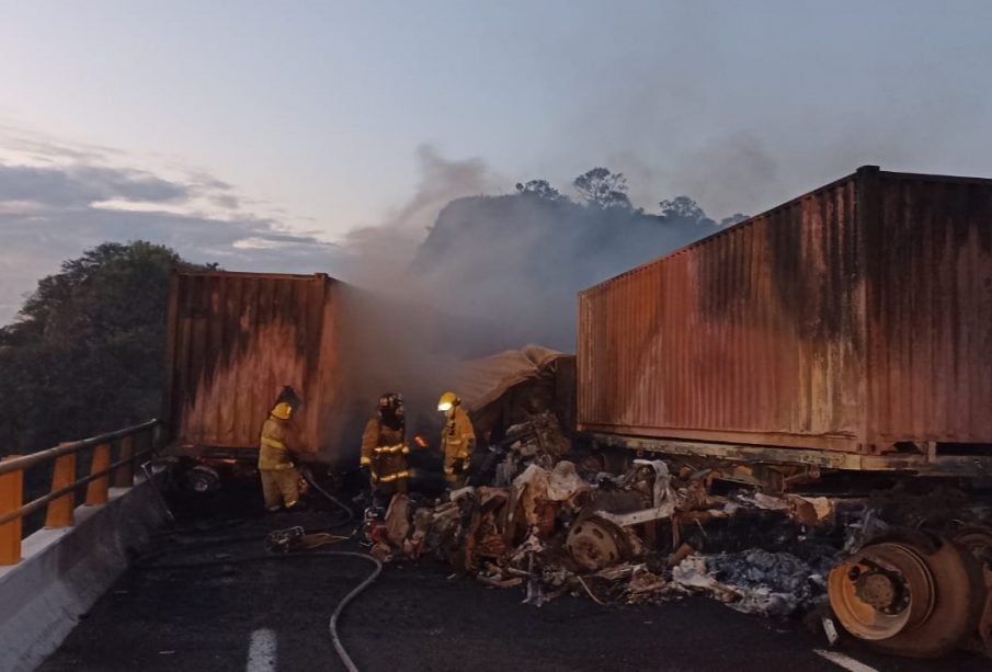 Desde la madrugada de este viernes, la autopista Guadalajara-Colima permanece cerrada