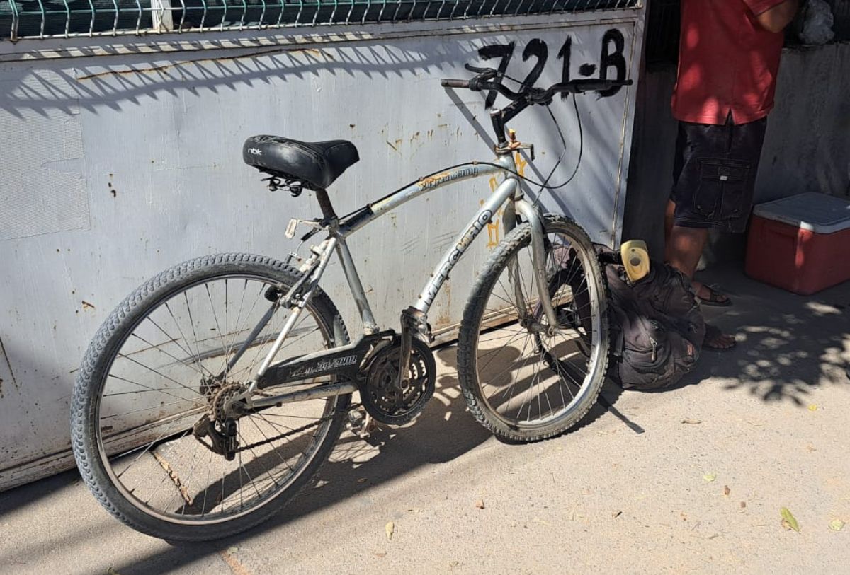 Bicicleta sobre una banqueta