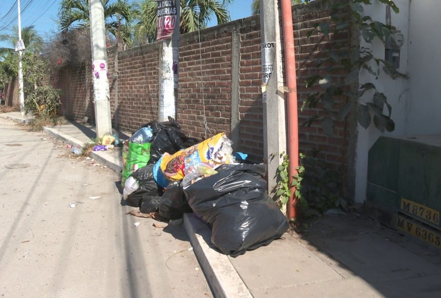Bolsas de basura en colonia Hermosa Provincia