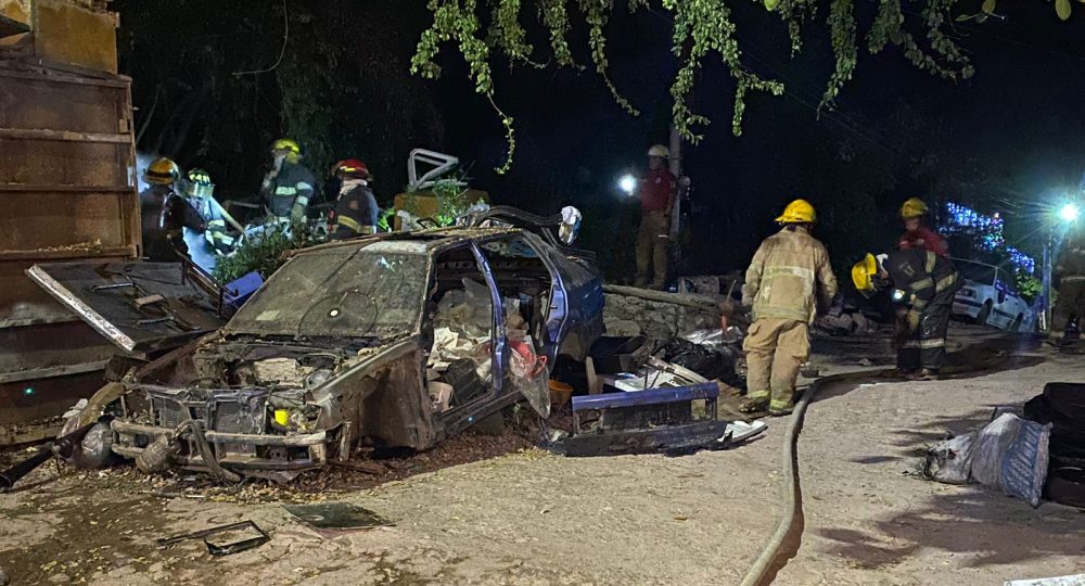 Bomberos en chatarrera controlando conato