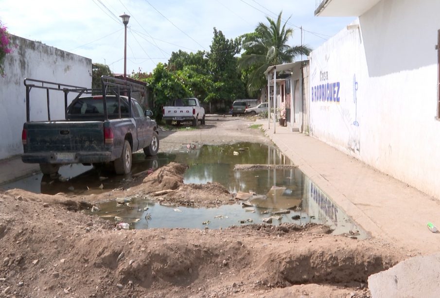 Calle con gran fuga de agua