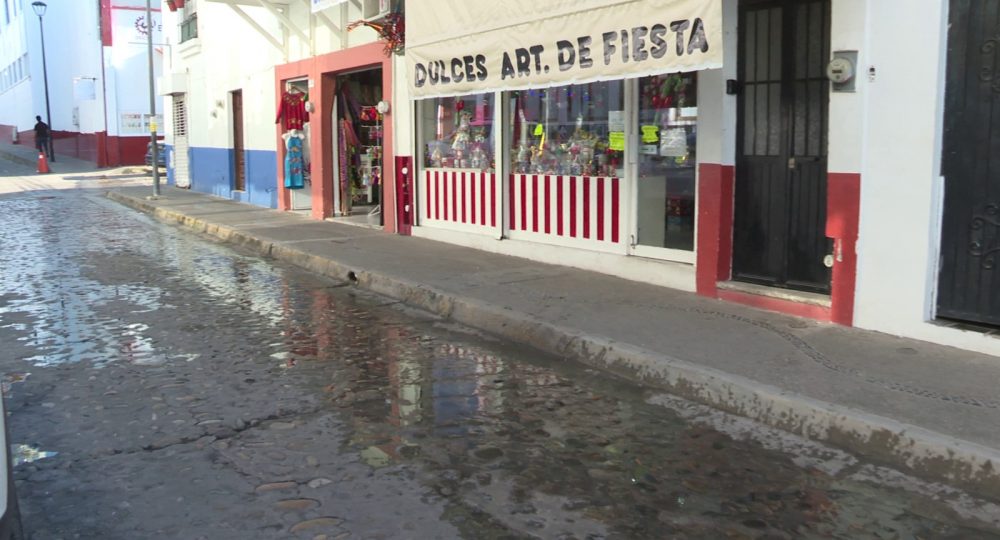 Calle del Centro de Puerto Vallarta con aguas negras