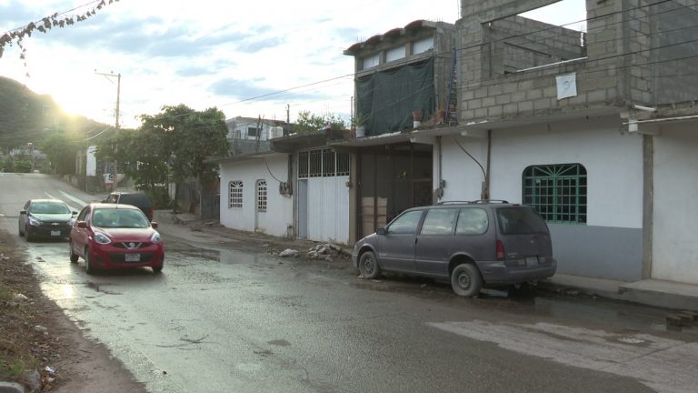 Calle mojada por fuga de agua potable