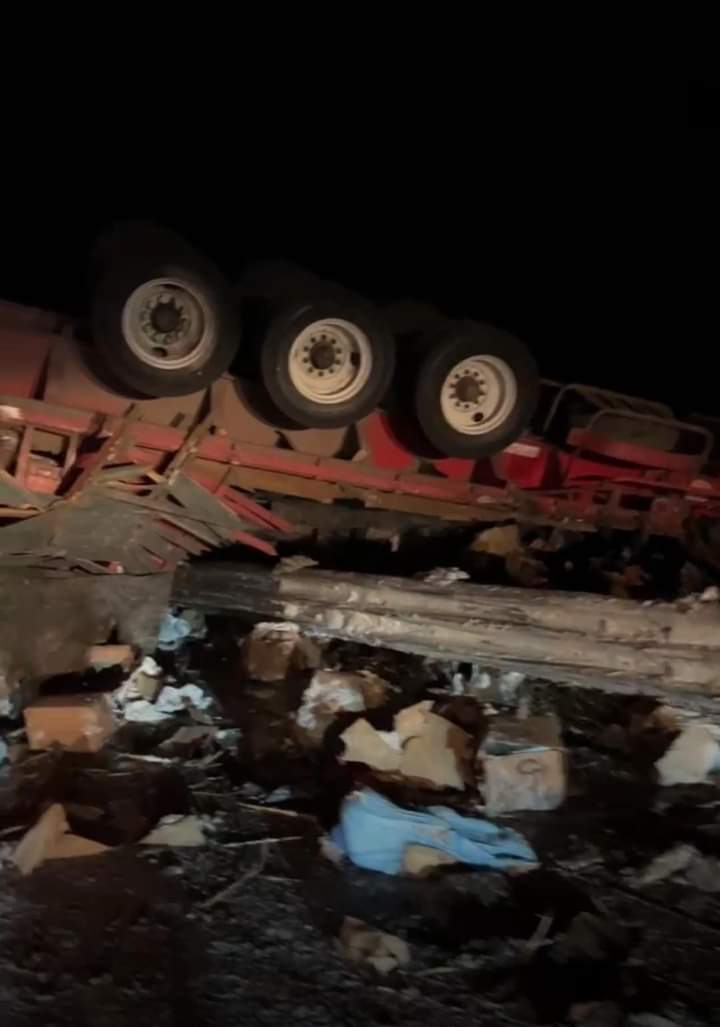 Camión volcado en carretera de Nayarit