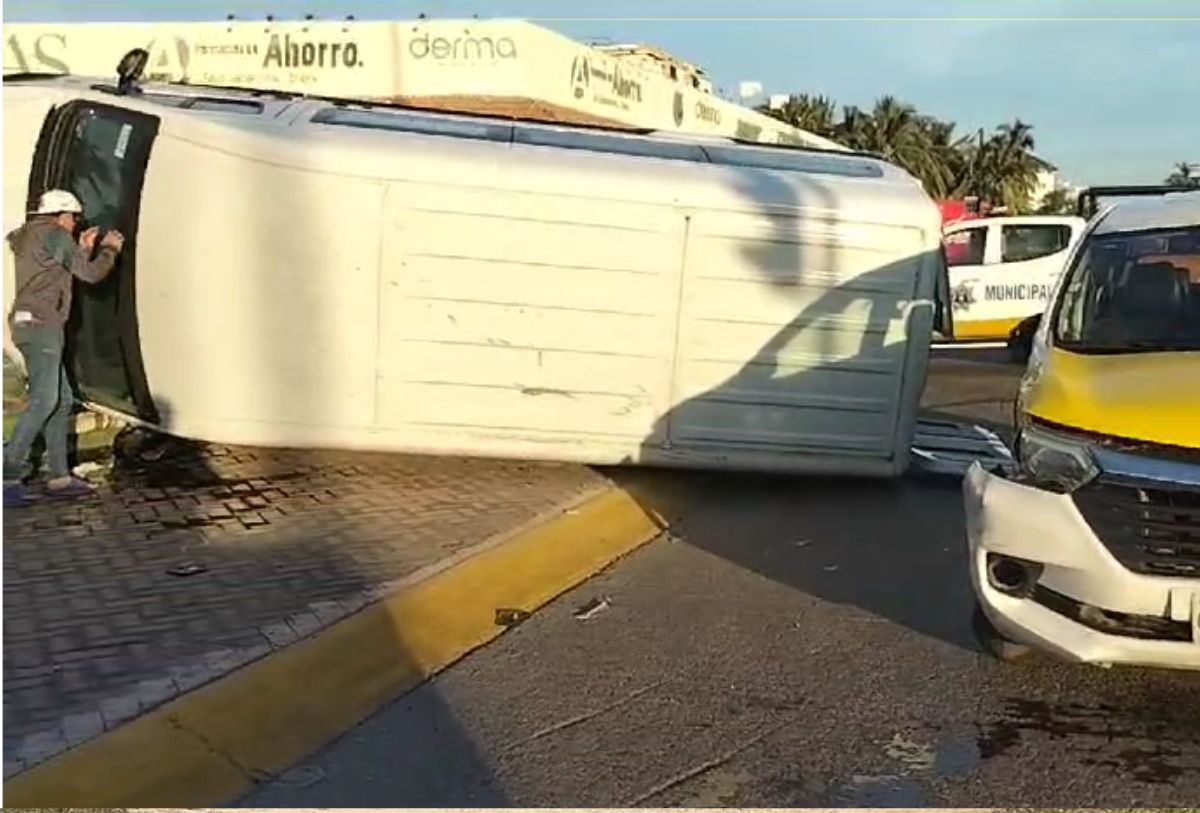 Camioneta volcada en Fraccionamiento Marina Vallarta