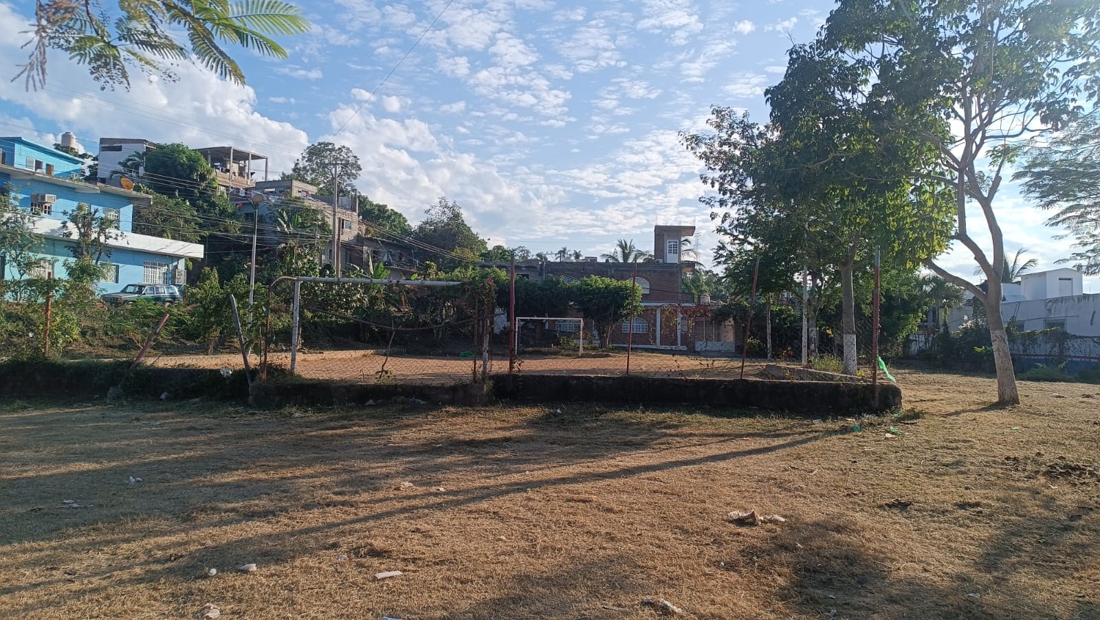 Cancha descuidada en Ixtapa