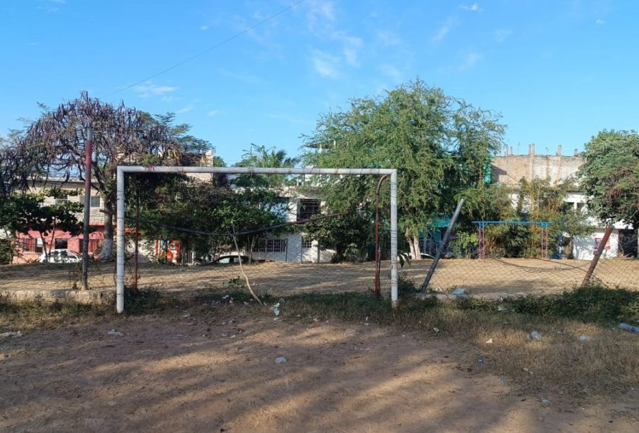 Cancha en colonia Centro de Salud en Ixtapa