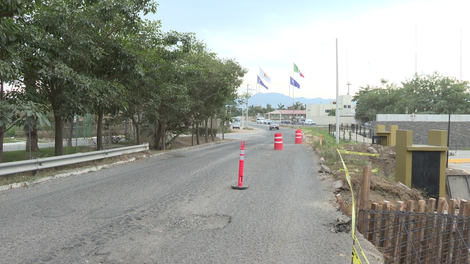 Carretera bloqueada con conos