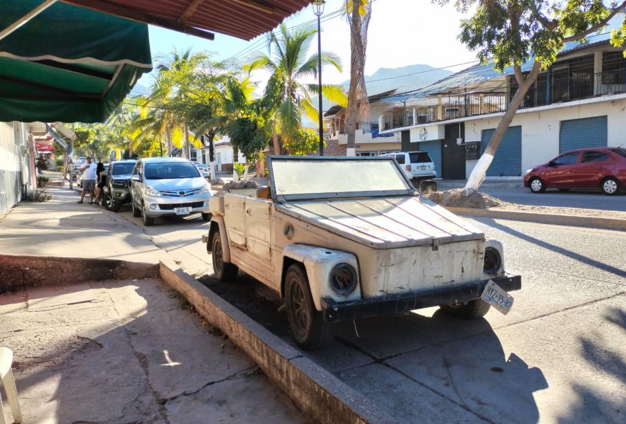 Carro abandonado en colonia Primavera