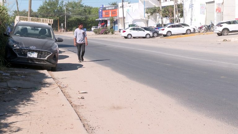 Carro estacionado en banqueta