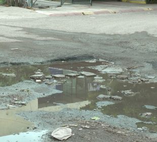 Charco de aguas negras en Jardines del Sol