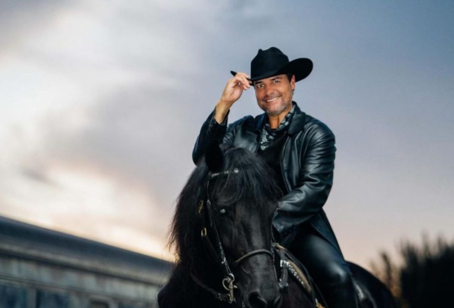 Chayanne montando a caballo