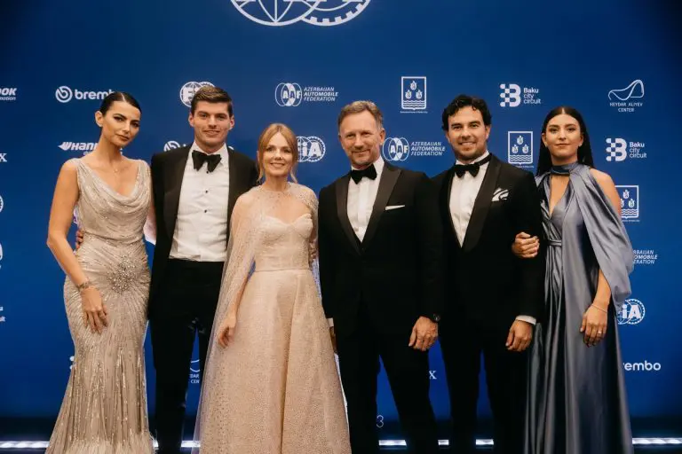Checo Pérez en evento para recibir premio de subcampeón