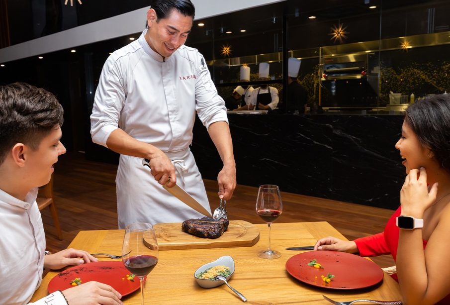 Chef cortando corte de carne a comensales