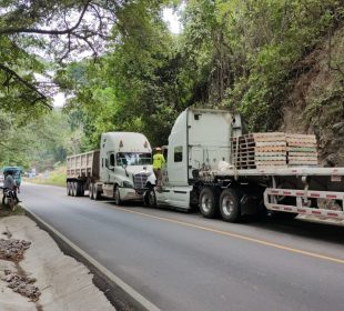 Choque de tráiler en El Guamúchil