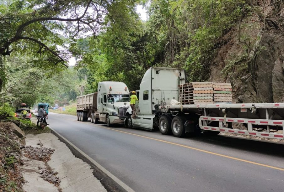 Choque de tráiler en El Guamúchil