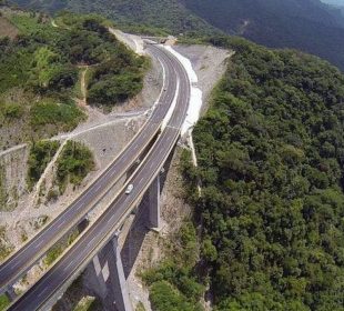 El costo de viajar de Guadalajara a Puerto Vallarta en automovil por autopista es de $1,066 pesos.