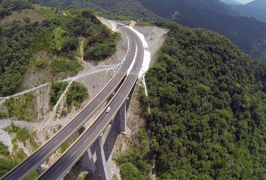 El costo de viajar de Guadalajara a Puerto Vallarta en automovil por autopista es de $1,066 pesos.